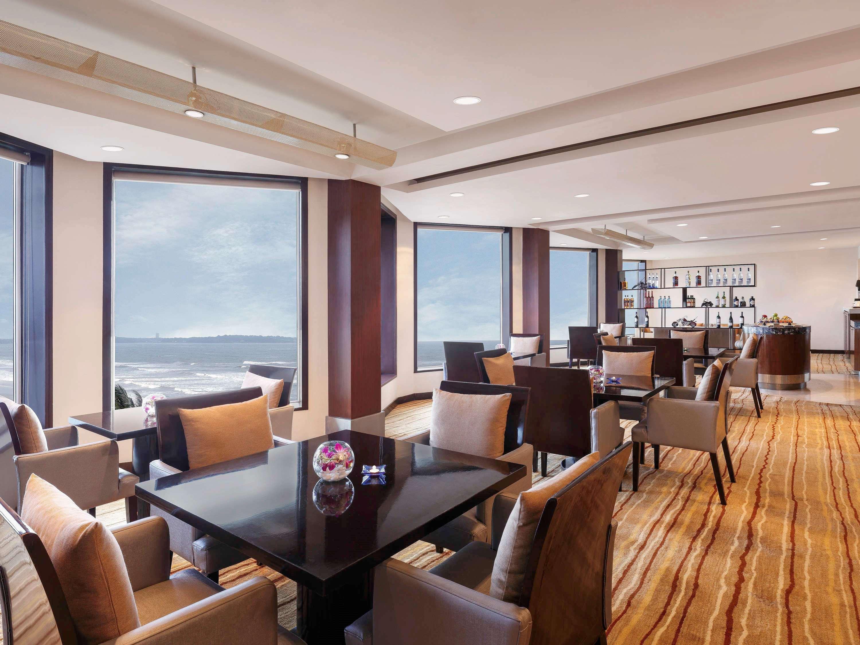 ホテル ノボテル ムンバイ ジュフ ビーチ エクステリア 写真 Club Lounge at the Taj Mahal Palace