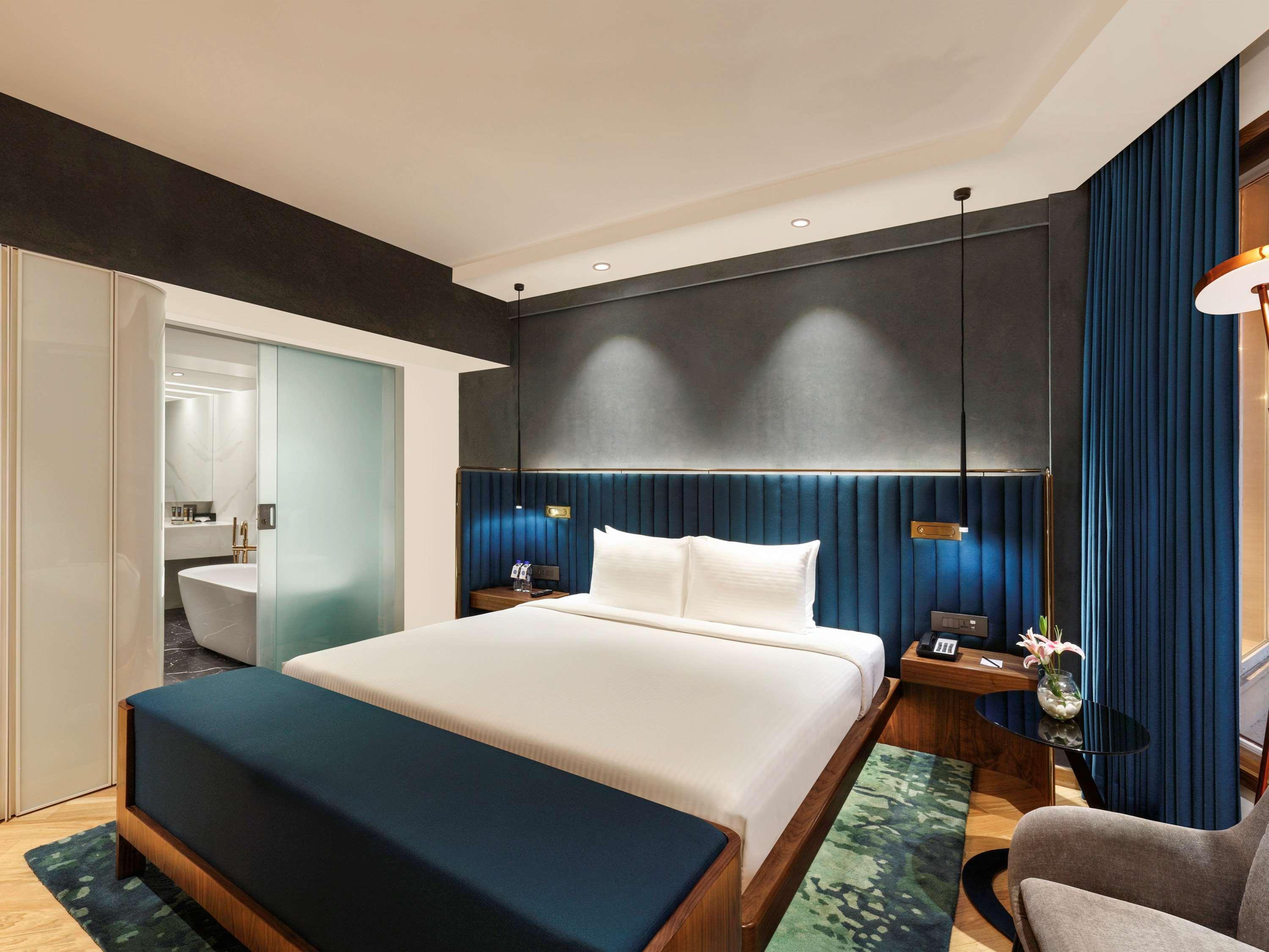 ホテル ノボテル ムンバイ ジュフ ビーチ エクステリア 写真 A bedroom at the hotel