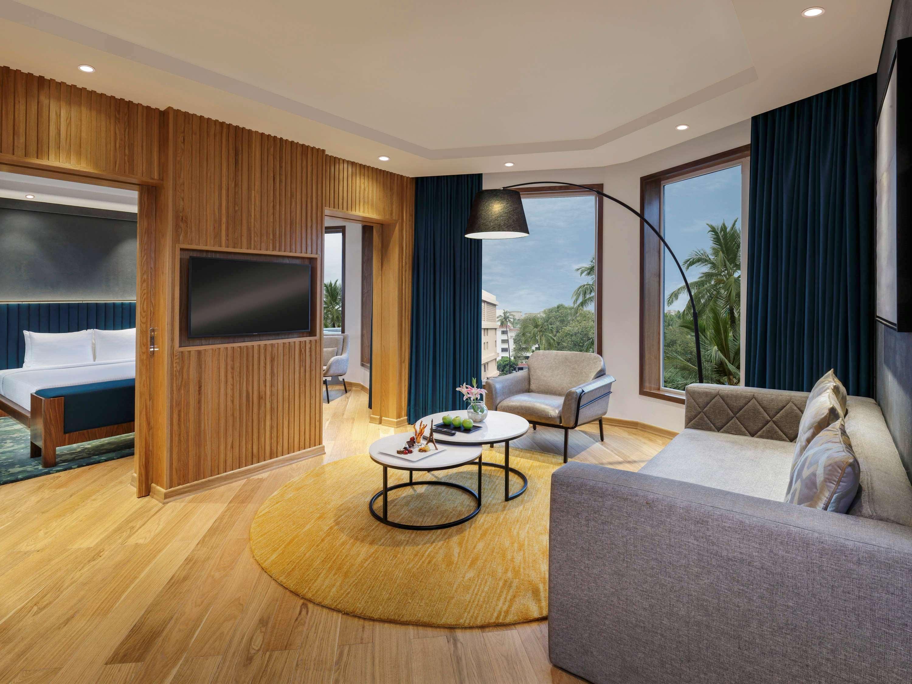 ホテル ノボテル ムンバイ ジュフ ビーチ エクステリア 写真 Suite