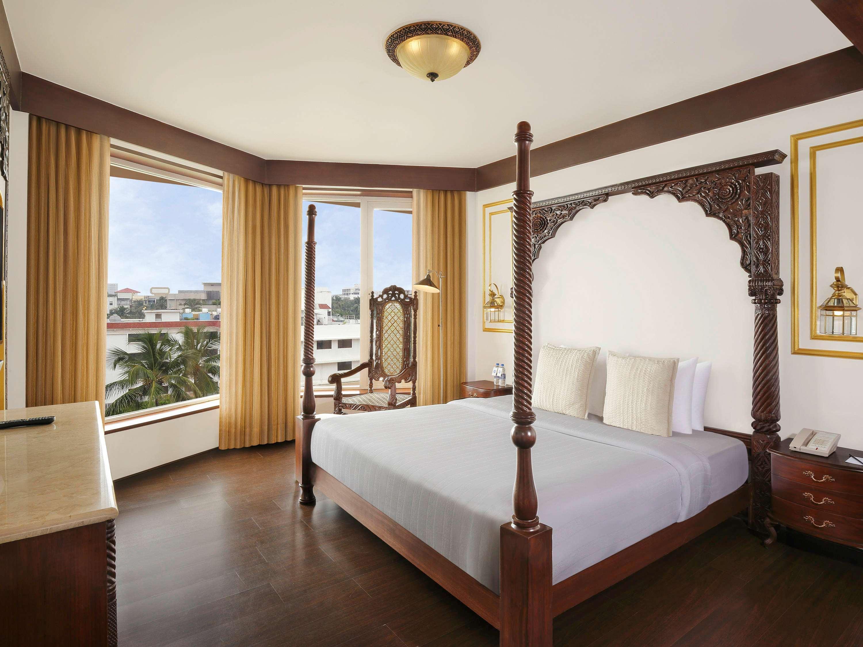ホテル ノボテル ムンバイ ジュフ ビーチ エクステリア 写真 A bedroom at the hotel