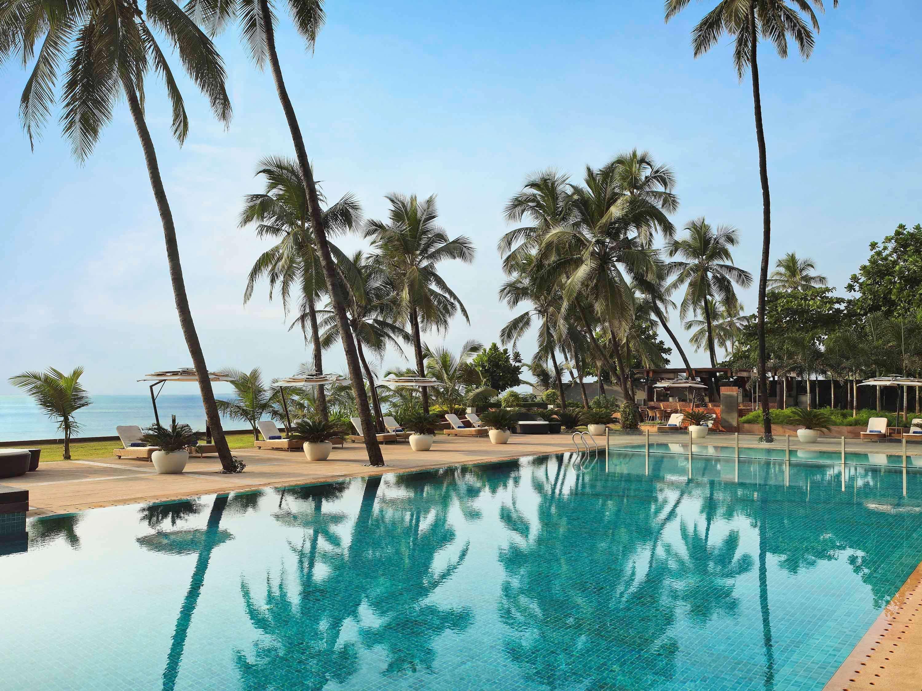 ホテル ノボテル ムンバイ ジュフ ビーチ エクステリア 写真 The pool at the Taj Bengal