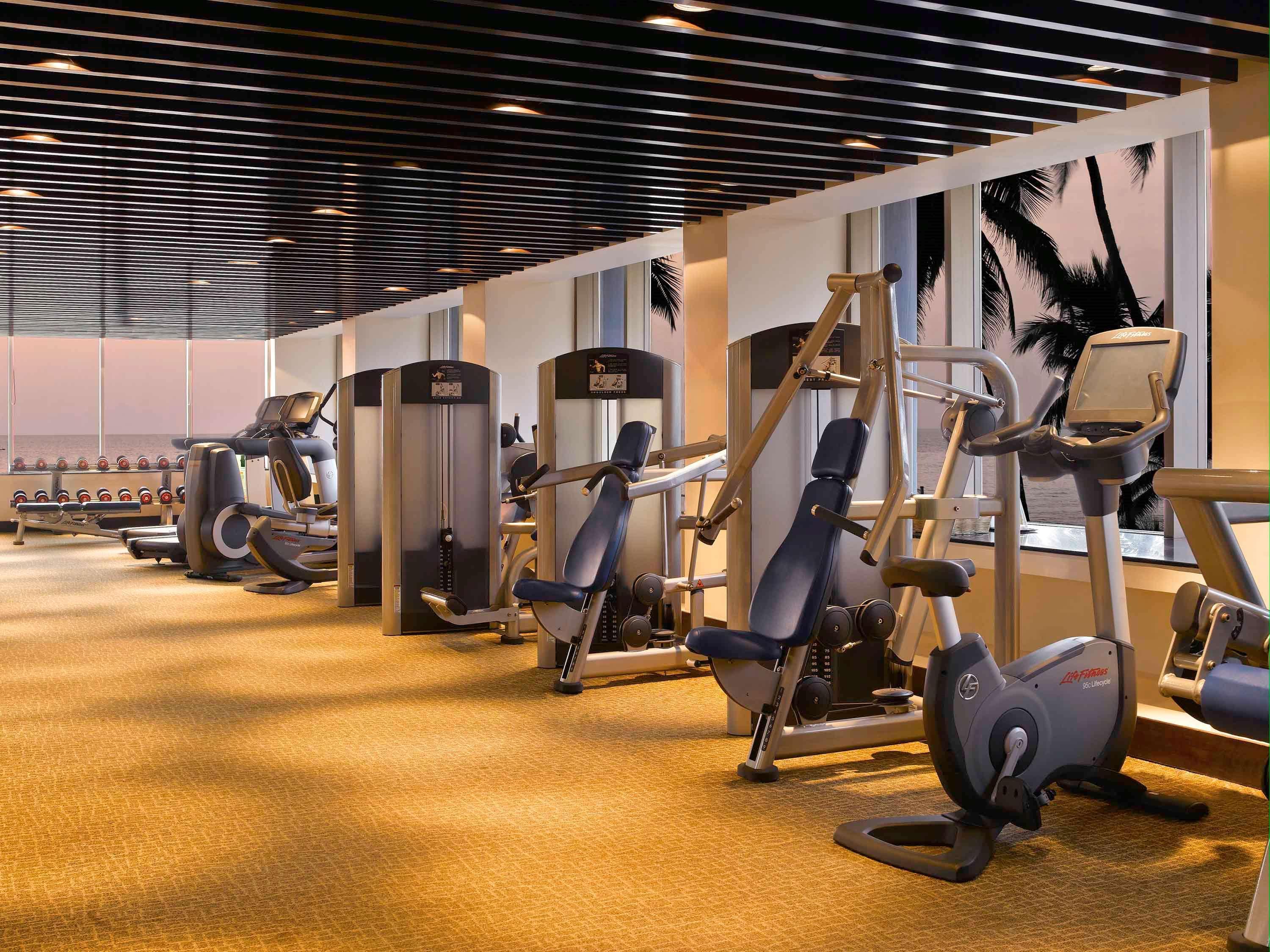 ホテル ノボテル ムンバイ ジュフ ビーチ エクステリア 写真 The gym at the hotel