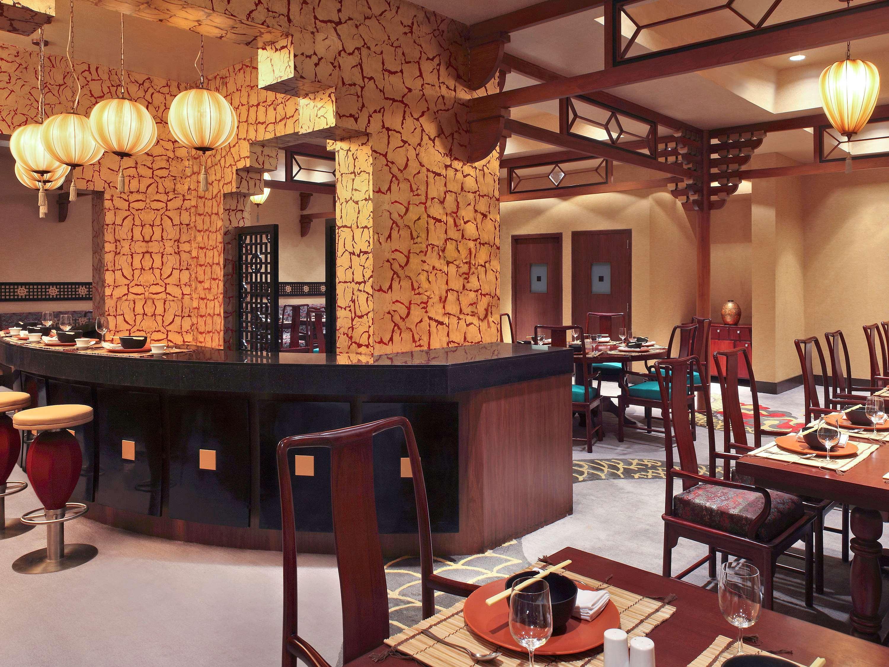 ホテル ノボテル ムンバイ ジュフ ビーチ エクステリア 写真 Interior of a restaurant