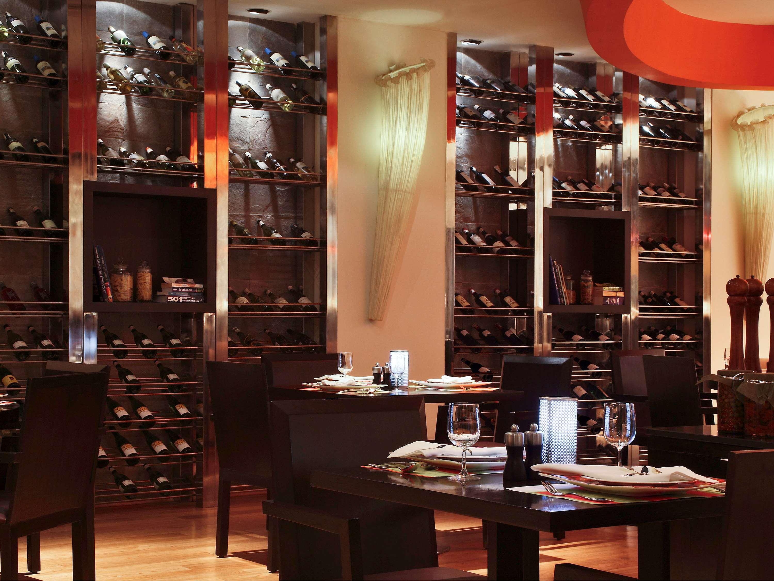 ホテル ノボテル ムンバイ ジュフ ビーチ エクステリア 写真 The interior of the restaurant