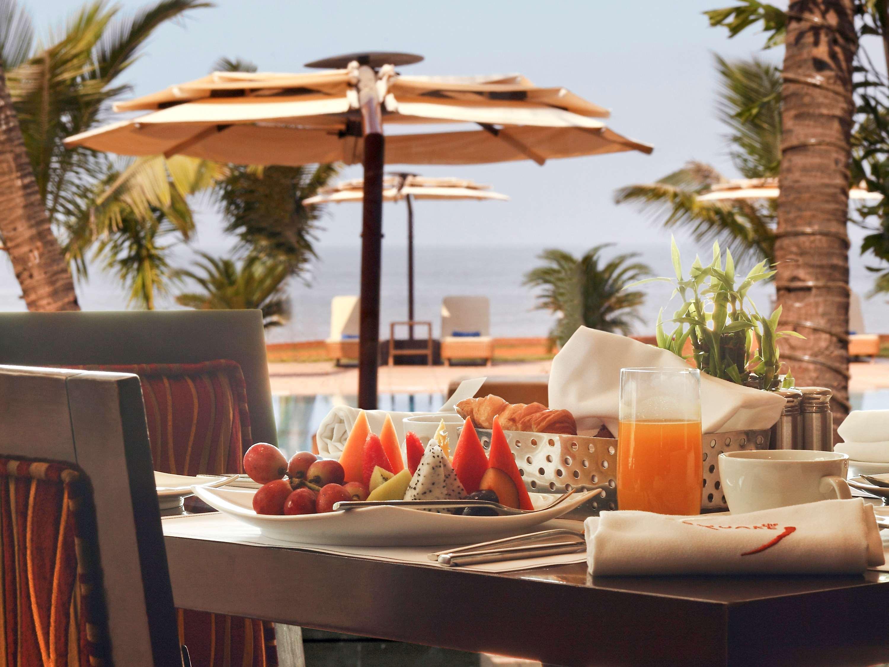 ホテル ノボテル ムンバイ ジュフ ビーチ エクステリア 写真 Breakfast at the beach