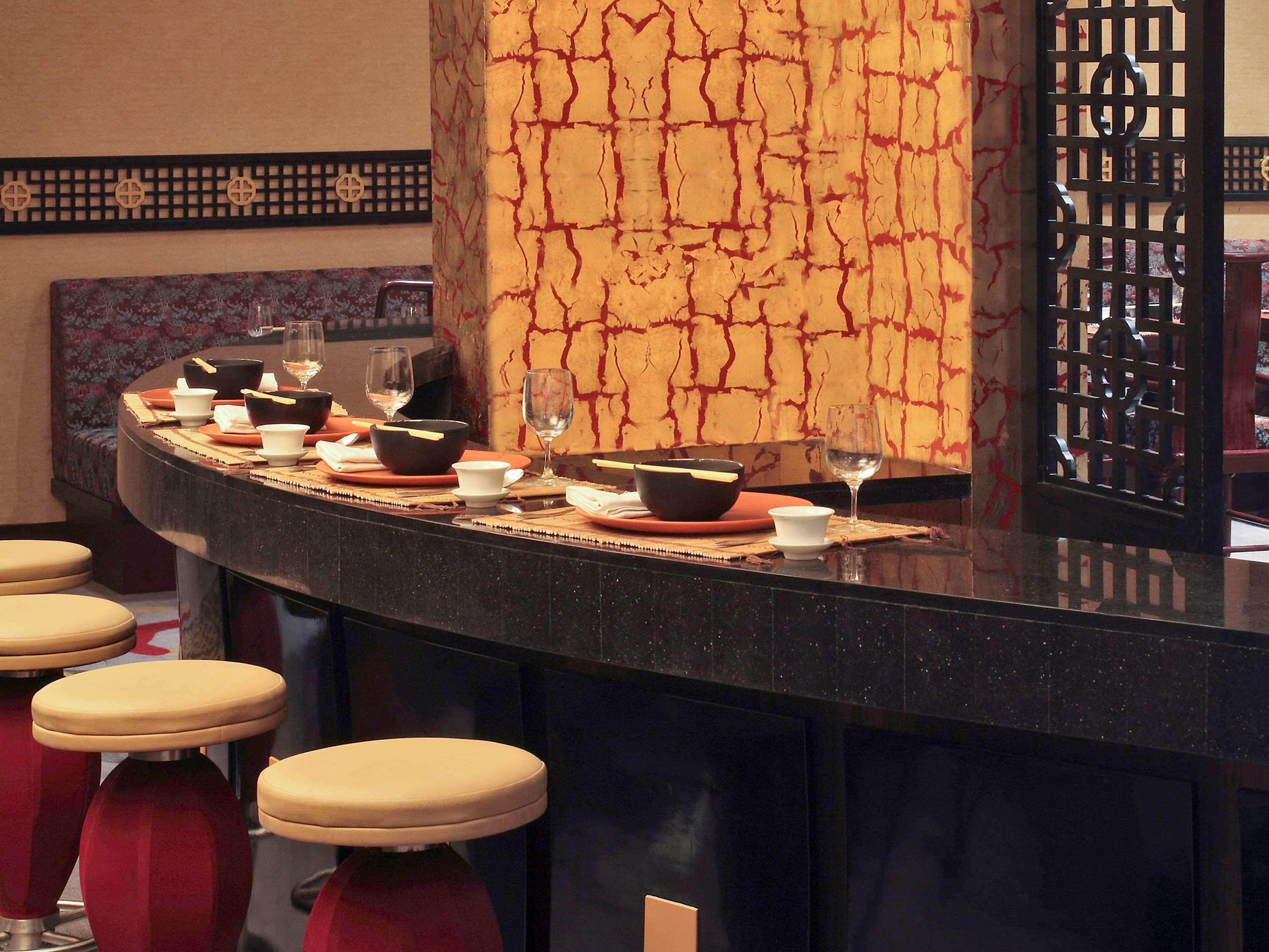 ホテル ノボテル ムンバイ ジュフ ビーチ エクステリア 写真 A sushi bar