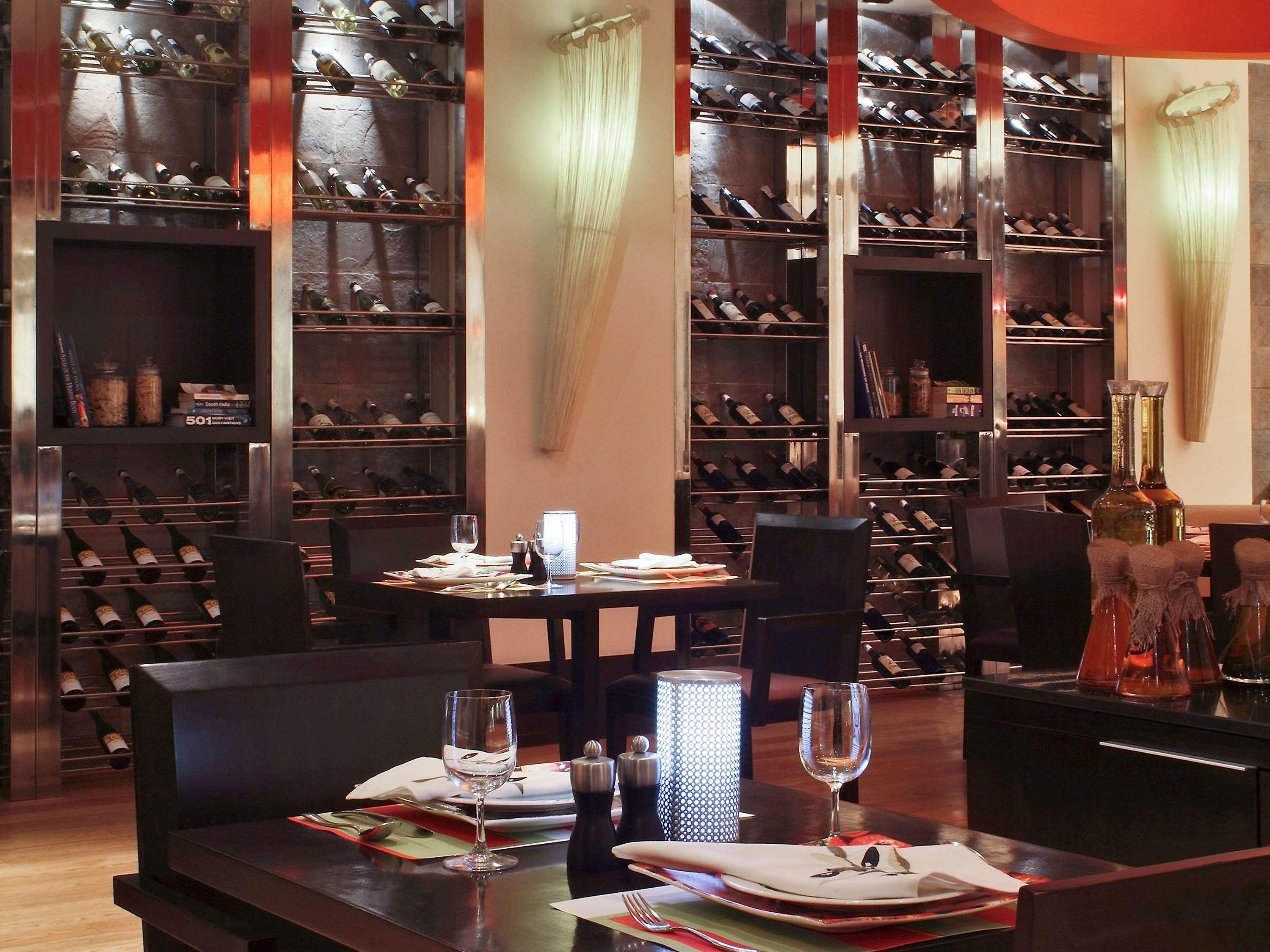 ホテル ノボテル ムンバイ ジュフ ビーチ エクステリア 写真 The interior of the restaurant