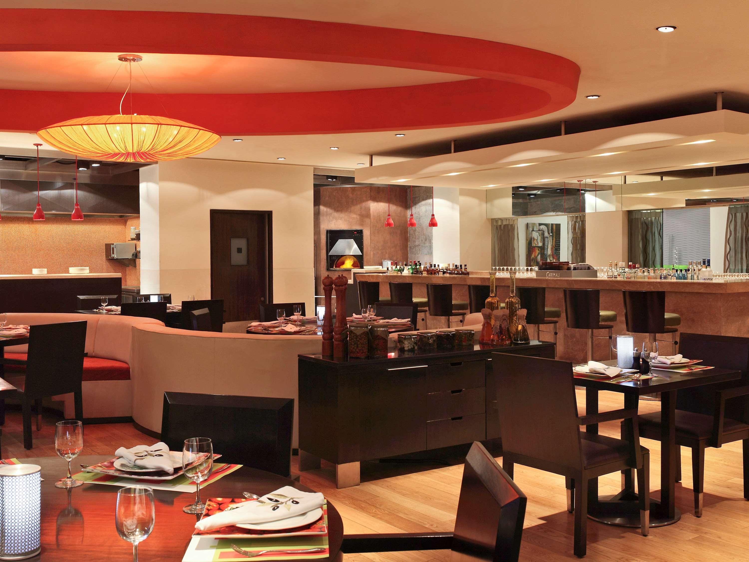 ホテル ノボテル ムンバイ ジュフ ビーチ エクステリア 写真 The interior of a typical restaurant
