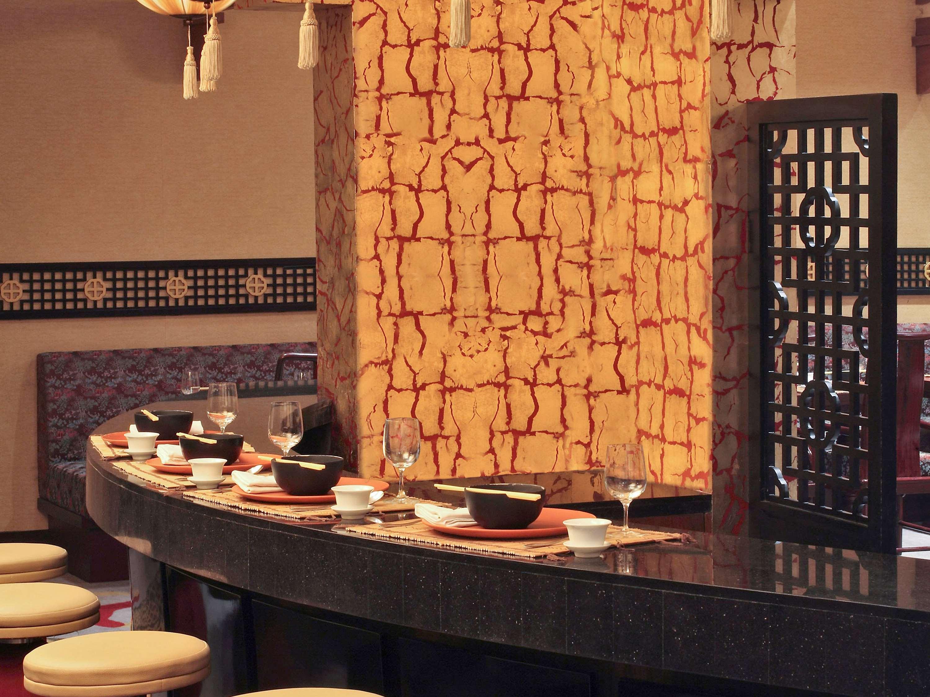 ホテル ノボテル ムンバイ ジュフ ビーチ エクステリア 写真 The sushi bar at the restaurant