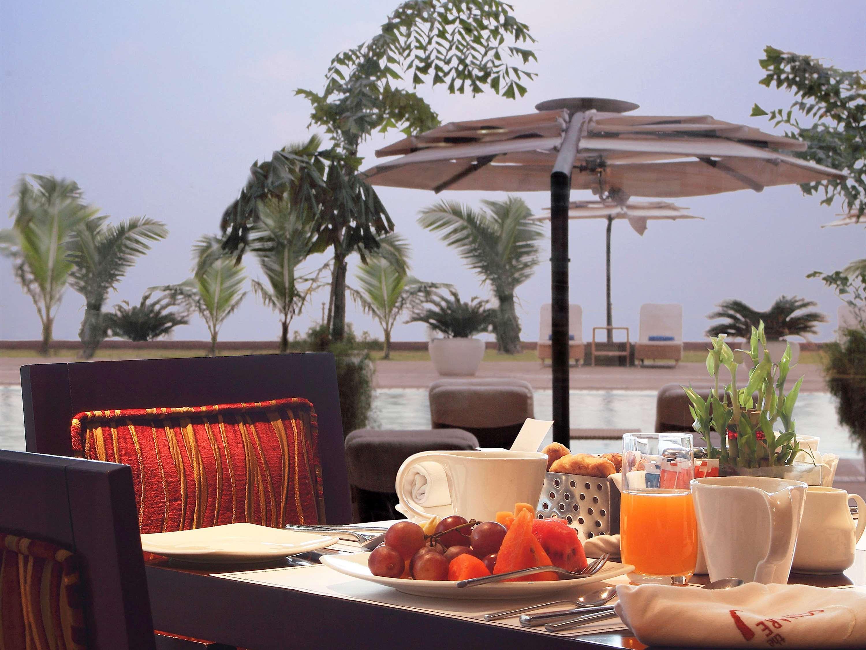 ホテル ノボテル ムンバイ ジュフ ビーチ エクステリア 写真 The poolside at the Taj Bengal