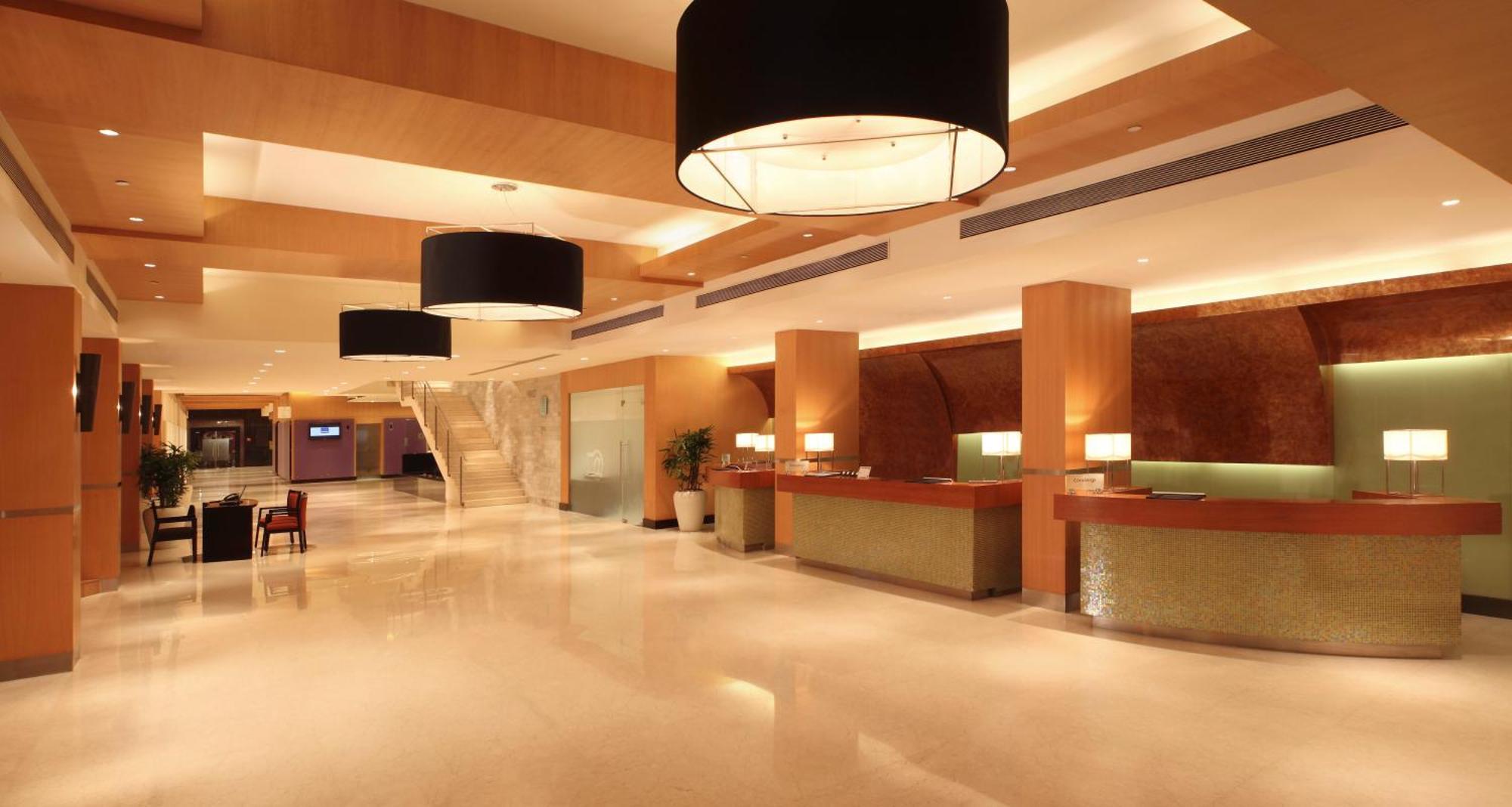 ホテル ノボテル ムンバイ ジュフ ビーチ エクステリア 写真 The lobby of the hotel